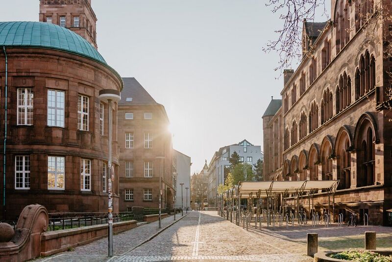 Datei:Uni-Freiburg-Kollegiengebaeude.jpg