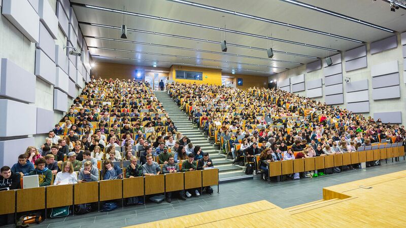 Datei:Uni-Duisburg-Essen-Hoersaal.jpg